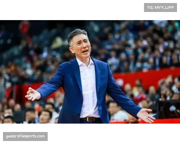 场边镜头:深圳队教练郑永刚因一次退防不及时,向场内球员大声呼喊提醒